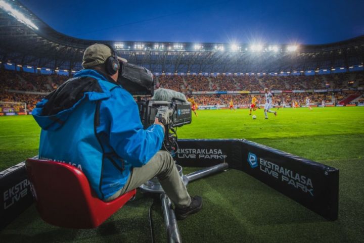 Ekstraklasa wznawia ligę i sprzedaje prawa do międzynarodowych transmisji meczów